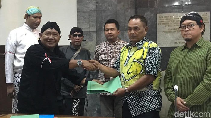 Massa FBBATN mengecam pernikahan anjing yang viral pakai adat Jawa. Mereka menyampaikan petisi dan disampaikan ke DPRD DIY, Jumat (21/7/2023).