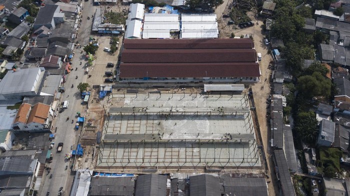 Melihat Progres Revitalisasi Pasar Rakyat di Bekasi Foto udara sejumlah pekerja menyelesaikan pembangunan Pasar Harapan Jaya di Bekasi Utara, Jawa Barat, Kamis (20/7/2023). Pemerintah Provinsi Jawa Barat melalui Dinas Perindustrian dan Perdagangan (Disperindag) dari tahun 2018-2023 telah merevitalisasi 25 pasar rakyat dengan total anggaran Rp268 miliar dan diharapkan dapat mendorong perekonomian masyarakat dan dapat bersaing dengan gempuran pasar modern. ANTARA FOTO/ Fakhri Hermansyah/rwa.