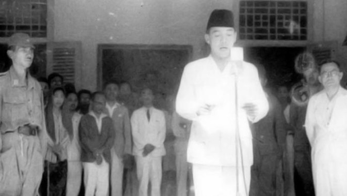 Setiap tanggal 17 Agustus, Indonesia memperingati Hari Kemerdekaan. Lalu, mengapa 17 Agustus dijadikan sebagai Hari Kemerdekaan RI? Simak alasan Soekarno.
