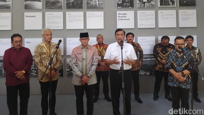 Menko Marves Luhut Binsar Pandjaitan bersama menteri di Hotel Plataran Borobudur, Jumat (21/7/2023).