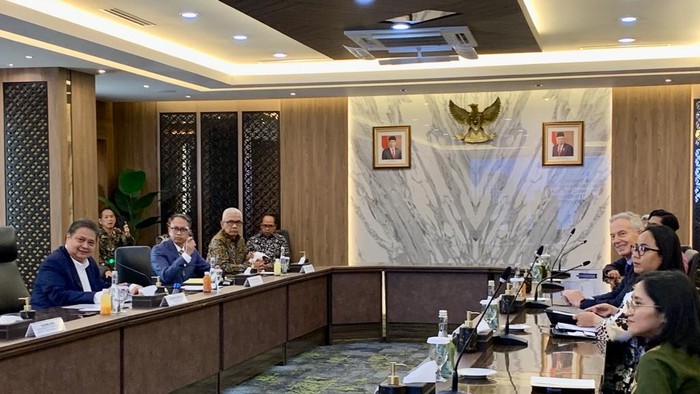 Menteri Pendayagunaan Aparatur Negara dan Reformasi Birokrasi (PANRB) Abdullah Azwar Anas menerima kedatangan Tony Blair yang merupakan Executive Chairman Tony Blair Institute (TBI) sekaligus mantan Perdana Menteri (PM) Inggris di kantor Kementerian PANRB, Senin (7/3/2023).