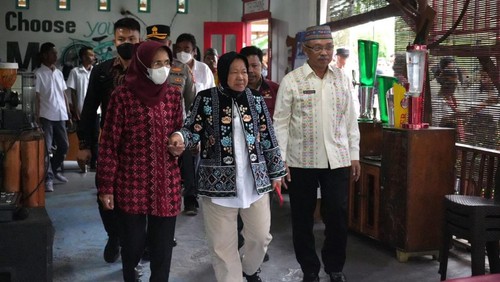 Menteri Sosial Tri Rismaharini datang memberi bantuan pemberdayaan kepada korban tindak pidana perdagangan orang (TPPO) di Kabupaten Manggarai Timur, Nusa Tenggara Timur (NTT).