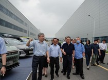 Menteri Bahlil Lahadalia Sambangi Pabrik Mobil Chery di China