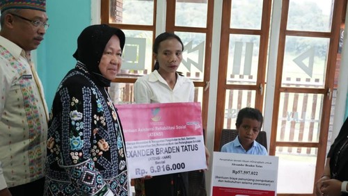 Menteri Sosial Tri Rismaharini memberi bantuan biaya  pengobatan dan kebutuhan selama perawatan kepada Alexander Braden Tatus, anak penderita tumor mata di Kabupaten Manggarai Timur, NTT (Istimewa).