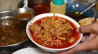 Mie Kedai Kabuki juga menawarkan kreasi mie pedas yang dinamakan Mie Jontor. Tempat berjualan mie pedas ini berlokasi di Jalan Hidup Baru No. 19, Gandaria Utara, Jakarta Selatan. Kreasi mie pedasnya cukup berminyak dengan topping ayam bumbu kecap. Foto: YouTube