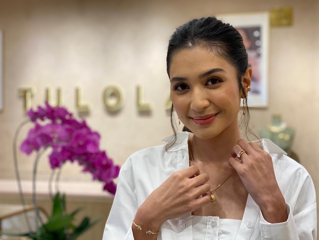 “Gaya Mikha yang sederhana tapi standout menjadi salah satu alasan kenapa Tulola mau berkolaborasi dengan Mikha. Kami ingin menghadirkan versi Titimangsa yang very wearable untuk sehari-hari,” ujar Happy Salma yang menjalankan bisnis Tulola bersama dua rekannya, Dewi Sri Luce dan Franka Makarim. (Foto: Daniel Ngantung/detikcom)