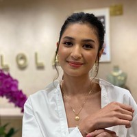 Dalam proses kreatif koleksi bertajuk ‘Titimangsa & Waktu Mikha’ ini, Mikha terlibat aktif. “Sebenarnya aku membuat versi yang lebih sederhana dari koleksi Titimangsa yang sudah ada sejak tujuh tahun lalu. Ada empat desain signature yang dibuat sesuai dengan karakterku yang sederhana,” kata Mikha. (Foto: Daniel Ngantung/detikcom)