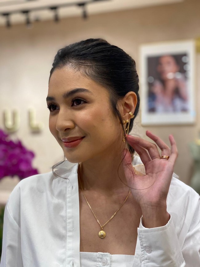 Jadilah empat perhiasan yang terdiri dari kalung, cincin, gelang dan anting bergaya ear-cuff. Mikha menambah daftar artis yang berkolaborasi dengan Tulola setelah Maudy Ayunda dan Marsha Timothy. (Foto: Daniel Ngantung/detikcom)
