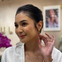 Jadilah empat perhiasan yang terdiri dari kalung, cincin, gelang dan anting bergaya ear-cuff. Mikha menambah daftar artis yang berkolaborasi dengan Tulola setelah Maudy Ayunda dan Marsha Timothy. (Foto: Daniel Ngantung/detikcom)