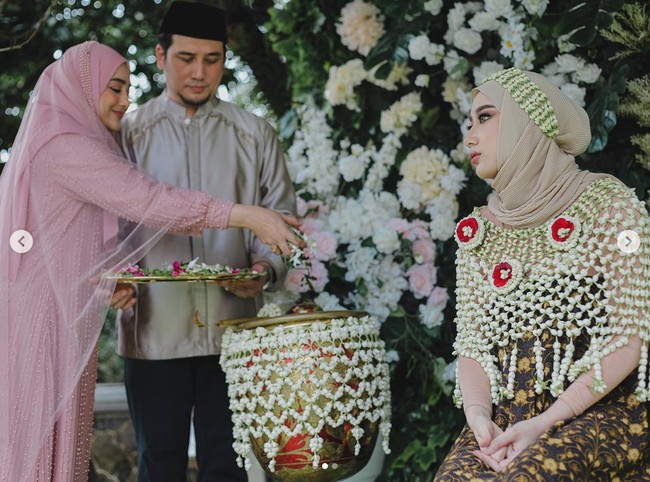Prosesi pernikahan dilanjutkan dengan siraman, mengikuti tradisi Jawa. Kabarnya Tengku Syaira Anataya berjodoh dengan pria asal Balikpapan bernama Jodi Andejo Koni. Foto: Instagram