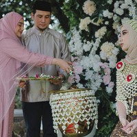 Prosesi pernikahan dilanjutkan dengan siraman, mengikuti tradisi Jawa. Kabarnya Tengku Syaira Anataya berjodoh dengan pria asal Balikpapan bernama Jodi Andejo Koni. Foto: Instagram