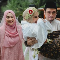 Setelah momen siraman, Tengku Firmansyah menggendong putrinya didampingi sang istri Cindy Fatikasari. Foto: Instagram