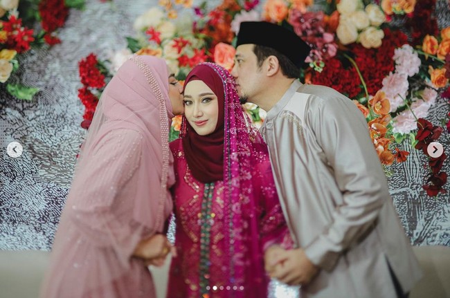 Dalam kesempatan itu, putri Cindy Fatikasari dan Tengku Firmansyah tampil anggun dalam balutan dress berpayet emas yang serasi dengan veil dan kerudungnya. Foto: Instagram