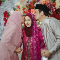 Dalam kesempatan itu, putri Cindy Fatikasari dan Tengku Firmansyah tampil anggun dalam balutan dress berpayet emas yang serasi dengan veil dan kerudungnya. Foto: Instagram