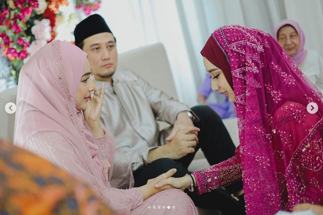 Cindy Fatikasari juga menitihkan air mata saat putrinya yang akrab dipanggil Chacha, duduk bersimpuh dan meminta doa restu. Foto: Instagram