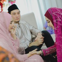 Cindy Fatikasari juga menitihkan air mata saat putrinya yang akrab dipanggil Chacha, duduk bersimpuh dan meminta doa restu. Foto: Instagram