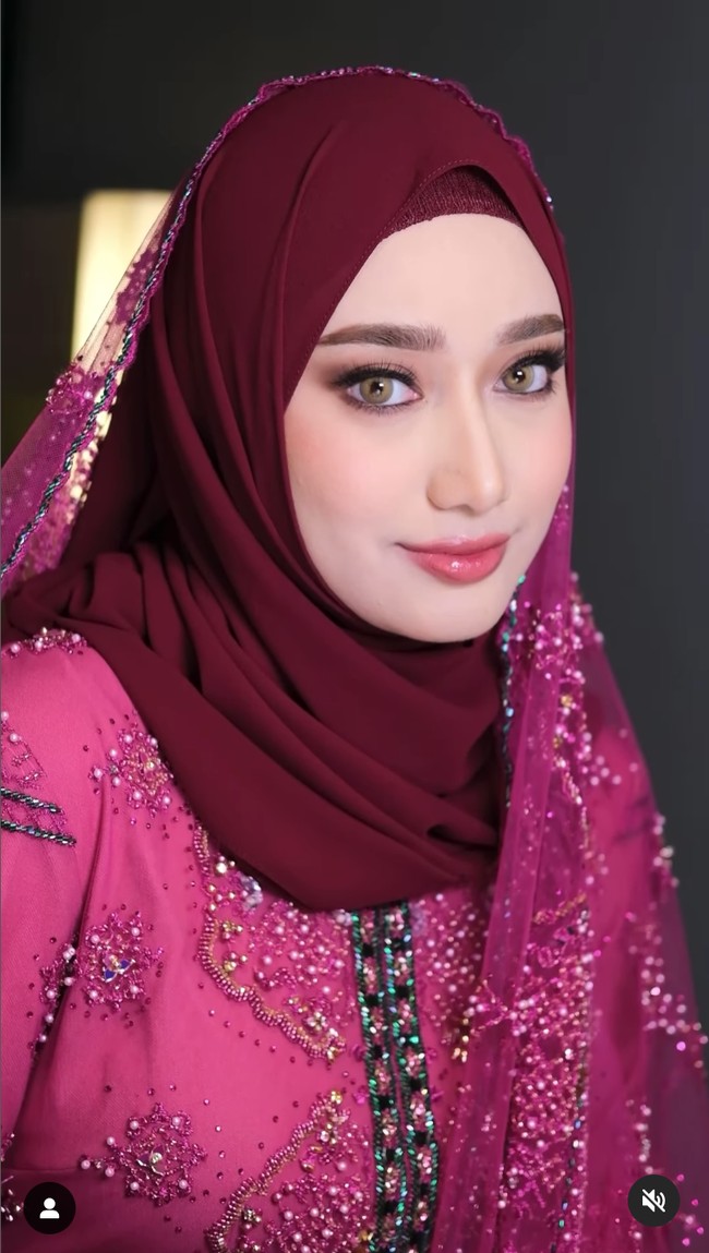 “Mirip bgt dgn mama nya 😍cantik syekali 😘” “MasyaaAllah cantiknyaa😍” “Cantik banget mba ✨” komentar sejumlah netizen yang terpana dengan kecantikannya. Foto: Instagram