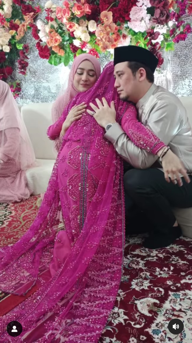 Seperti yang terlihat dalam unggahan Instagram Cindy Fatikasari, prosesi pengajian berubah menjadi momen haru baginya dan suami untuk melepaskan putri sulung mereka bersama pria pilihannya. Foto: Instagram