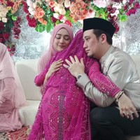 Seperti yang terlihat dalam unggahan Instagram Cindy Fatikasari, prosesi pengajian berubah menjadi momen haru baginya dan suami untuk melepaskan putri sulung mereka bersama pria pilihannya. Foto: Instagram