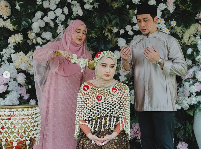Acara siraman itu digelar secara intimate dan syar’i. Putri Cindy Fatikasari dan Tengku Firmansyah mengenakan manset dan kerudung di balik bandana dan penutup dada yang terbuat dari ronce melati. Foto: Instagram
