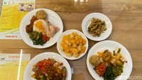 Harganya terbilang murah, dengan kisaran harga Rp 20.000 saja sudah bisa makan kenyang nasi rames dengan lauk, kuah, sambal, kerupuk hingga ceker. Foto: detikFood