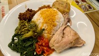 Karena konsepnya memang rumah makan yang tak terlalu besar. Jadi di sini hanya bisa ramesan saja, lauk tidak bisa disajikan di meja seperti restoran Padang lainnya. Salah satu menu favorit di sini ada Nasi Ayam Pop (Rp 22.000). Foto: detikFood