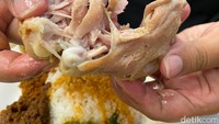 Di sini ayam pop tidak disajikan dengan saus merahnya, tapi digoreng dengan minyak kelapa hingga sedikit garing kekuningan. Tekstur dagingnya empuk, bagian dalamnya tetap juicy dan tidak bau amis. Foto: detikFood