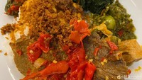 Selain ayam pop, nasi rames dengan lauk dendeng balado (Rp 27.000) tak kalah favorit di sini. Jenis dendeng lambok, atau dendeng basah yang digoreng sebentar dan dilumuri sambal balado. Foto: detikFood