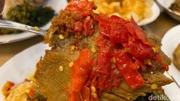 Rasa dendeng baladonya tak kalah dengan restoran Padang premium. Daging dendeng yang pipih, rasanya gurih pedas dari segarnya sambal balado. Ukuran dendengnya pun cukup besar untuk harga paket nasi rames Rp 20 ribuan. Foto: detikFood