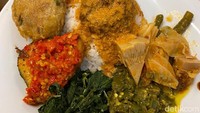 Menu olahan ikan di RM Alam Baru bisa jadi pilihan menu makan siang enak. Dengan harga Rp 23.000 saja, sudah bisa makan kenyang nasi rames dengan lauk ikan tenggiri bumbu balado. Foto: detikFood