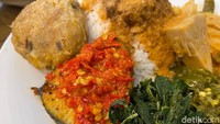  Ikan tenggirinya tidak amis sama sekali, dan digoreng garing sehingga bagian luar ikan tetap renyah. Sambal baladonya jadi pelengkap rasa yang bikin nafsu makan bertambah. Foto: detikFood