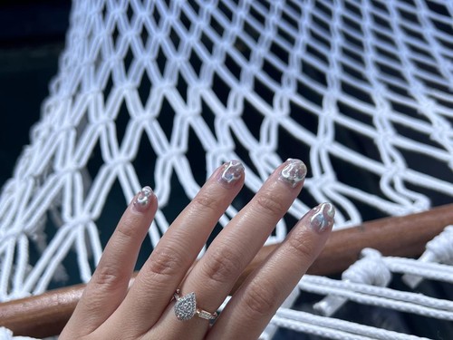 Mencoba Emboss Nail Art Menggunakan Gel Polish di Salon FairFax