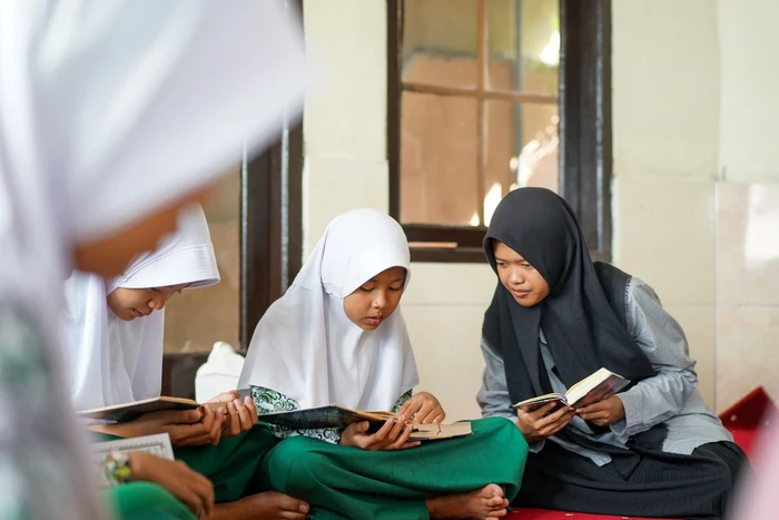 Noni, Guru Ngaji yang Raih Kuliah Gratis di UGM.