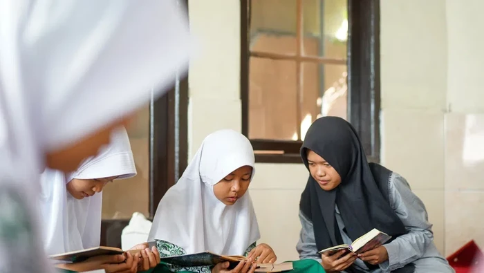 Noni, Guru Ngaji yang Raih Kuliah Gratis di UGM.