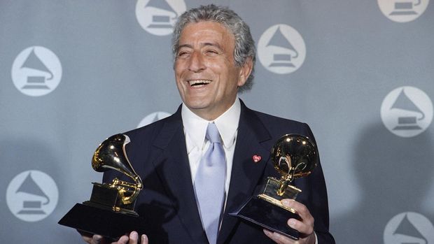 FILE - Penyanyi veteran Tony Bennett menampilkan dua Grammy di belakang panggung di Shrine Auditorium di Los Angeles Rabu, 1 Maret 1995. Bennett, penata gaya terkemuka dan abadi yang pengabdiannya pada lagu-lagu klasik Amerika dan bakat untuk menciptakan standar baru seperti 