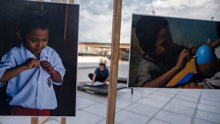 Pameran foto Hari Anak Nasional Petugas menata foto yang dipamerkan di salah satu pusat perbelanjaan di Palu, Sulawesi Tengah, Jumat (21/7/2023). Pameran yang digelar oleh UKM Fotografi Universitas Tadulako (Untad) dan Sarana Pecinta Fotografi (SPOT) itu bertema About Children untuk memeriahkan Hari Anak Nasional yang puncak peringatannya pada 23 Juli sekaligus menjadi ajang aktualisasi. ANTARA FOTO/Basri Marzuki/nym.