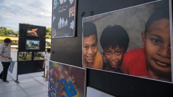 Pameran foto Hari Anak Nasional Petugas menata foto yang dipamerkan di salah satu pusat perbelanjaan di Palu, Sulawesi Tengah, Jumat (21/7/2023). Pameran yang digelar oleh UKM Fotografi Universitas Tadulako (Untad) dan Sarana Pecinta Fotografi (SPOT) itu bertema About Children untuk memeriahkan Hari Anak Nasional yang puncak peringatannya pada 23 Juli sekaligus menjadi ajang aktualisasi. ANTARA FOTO/Basri Marzuki/nym.