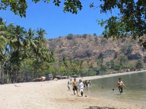 Pantai di Bima Ini Indah, tapi Sayang Akses Jalannnya Rusak Parah