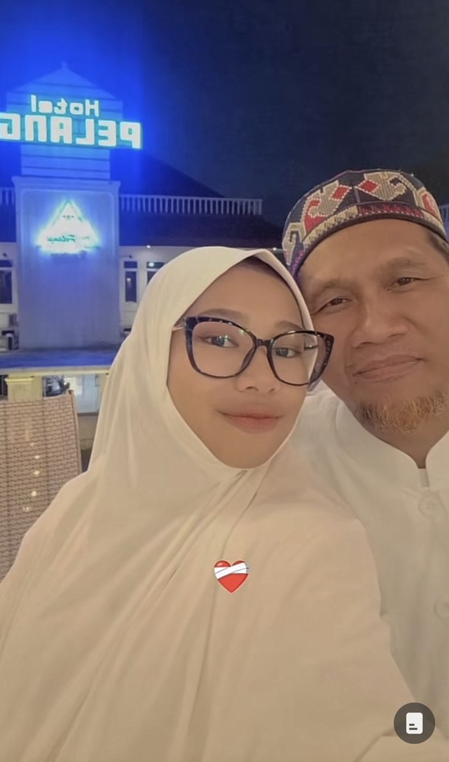 Pebriyanti yang tinggal di Bekasi, Jawa Barat itu mengungkapkan awal mula kenal dengan suaminya yang bernama Nurhadi (53 tahun). Dia mengaku pertama kali kenal dengan Nurhadi waktu masih TK atau sekitar umur 5-6 tahun. Saat itu Nurhadi sudah dewasa bahkan menjadi sahabat ayahnya. “Dan itu ketika abi (panggilan suaminya) datang ke rumah bersama istrinya. Dulu hanya sebatas kenal karena abi adalah sohibnya bapak saya. Ia sedang berkunjung main ke kediaman saya, kenang Pebriyanti. Foto: Dok. TikTok @bybyhhy.