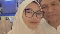Pebriyanti yang tinggal di Bekasi, Jawa Barat itu mengungkapkan awal mula kenal dengan suaminya yang bernama Nurhadi (53 tahun). Dia mengaku pertama kali kenal dengan Nurhadi waktu masih TK atau sekitar umur 5-6 tahun. Saat itu Nurhadi sudah dewasa bahkan menjadi sahabat ayahnya. “Dan itu ketika abi (panggilan suaminya) datang ke rumah bersama istrinya. Dulu hanya sebatas kenal karena abi adalah sohibnya bapak saya. Ia sedang berkunjung main ke kediaman saya, kenang Pebriyanti. Foto: Dok. TikTok @bybyhhy.