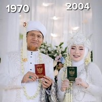 Kisah tentang pasangan beda usia ini mulai viral berawal dari unggahan akun TikTok @bybyhhy. Dalam video terlihat pengantin pria disebut kelahiran 1970, sedangkan pengantin wanita lahir pada tahun 2004. Keduanya kompak mengenakan busana serba putih, sambil berpose memamerkan buku nikah bukti sudah sah menjadi suami dan istri. Foto: Dok. TikTok @bybyhhy.