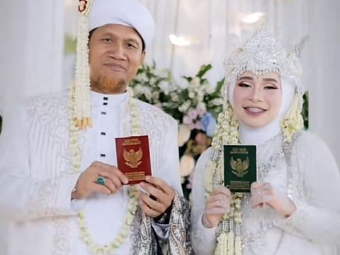Pasangan beda usia 34 tahun, Pebriyanti Hardiansyah dan Nurhadi Pasangan beda usia 34 tahun, Pebriyanti Hardiansyah dan Nurhadi mendadak viral di TikTok.