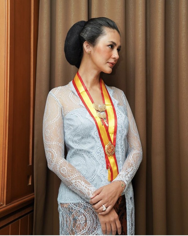 Paula Verhoeven tampil seperti putri keraton dalam balutan kebaya kutubaru biru muda yang dipadu padankan dengan kain batik cokelat. Foto: Dok. Instagram Baim Wong