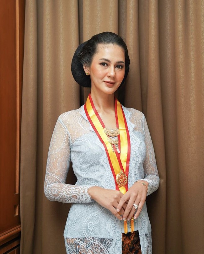 Sementara itu, riasan makeup Paula Verhoeven terlihat natural dengan nuansa mauve. Ia pun hadir di acara sakral tersebut bersama kedua buah hatinya, Kiano dan Kenzo. Foto: Dok. Instagram Baim Wong