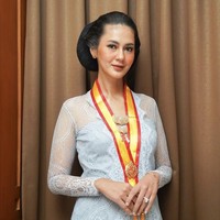 Sementara itu, riasan makeup Paula Verhoeven terlihat natural dengan nuansa mauve. Ia pun hadir di acara sakral tersebut bersama kedua buah hatinya, Kiano dan Kenzo. Foto: Dok. Instagram Baim Wong