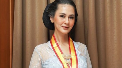 Foto Gaya Anggun Paula Verhoeven Berkebaya Terima Gelar dari Keraton Solo