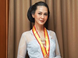 Foto Gaya Anggun Paula Verhoeven Berkebaya Terima Gelar dari Keraton Solo