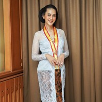 Penampilan ibu dua anak ini disempurnakan dengan gaya rambut khas Jawa klasik. Mengenakan sanggul membuat Paula Verhoeven terlihat manis. Foto: Dok. Instagram Baim Wong