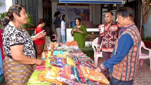 Pejabat Walikota Kupang George Hadjoh saat membuka acara pentas seni budaya Alor di Kampung Tenun Alor, Kelurahan Oebobo, Kota Kupang, NTT, Kamis (19/7/2023). (Dok. Humas Pemkot Kupang).