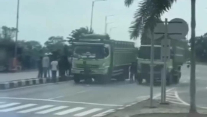 Pelajar hadang truk di Sumsel.